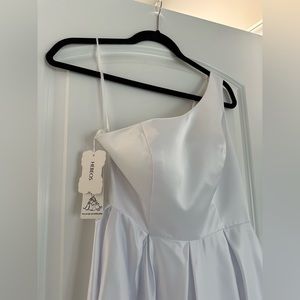 White Gown

New with Tags

One Shoulder

Size 6 Runs Small

Slit on Right side